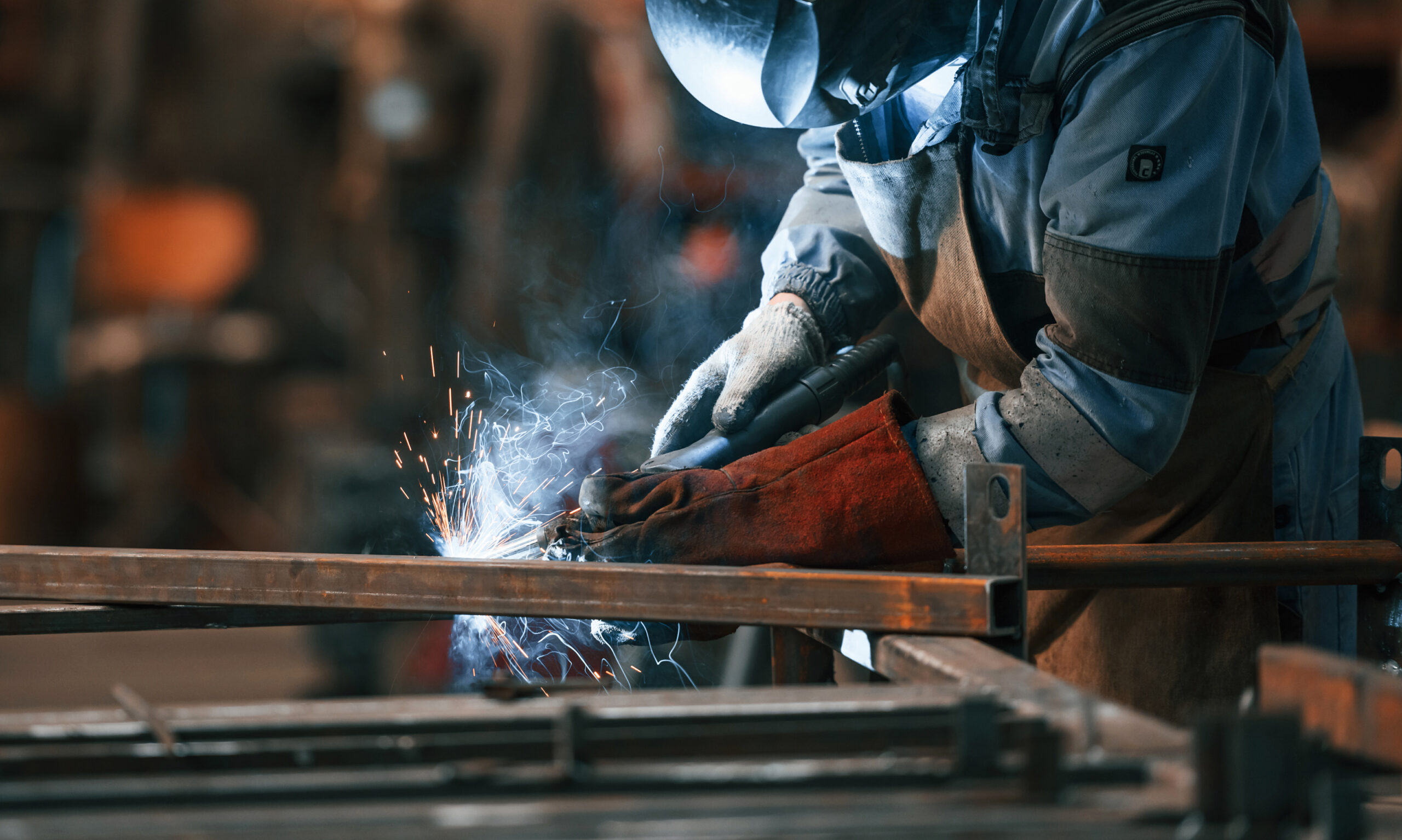 Transformación del metal en Murcia: trabajador industrial con equipo de protección durante trabajos de fabricación